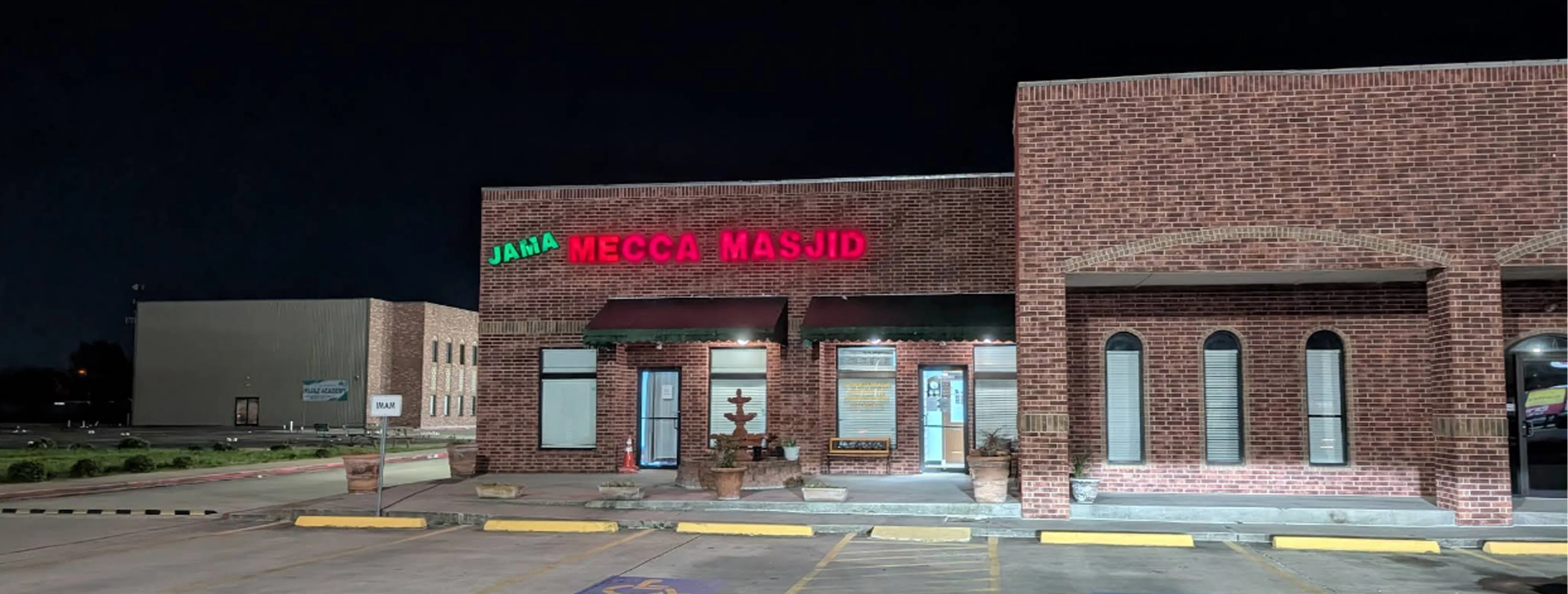 Exterior view of Jama Mecca Masjid Houston building